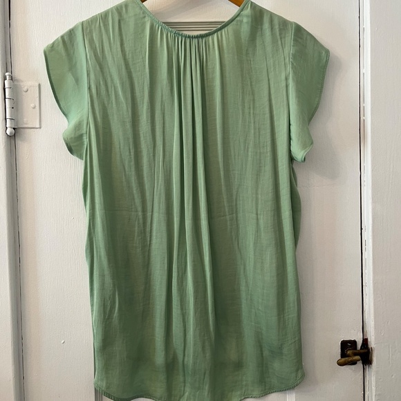 Rachel Zoe lightweight flutter sleeves blouse, light green in size L. - Picture 2 of 4